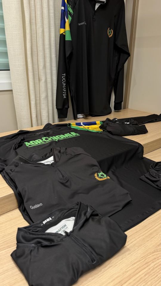 Camisas pretas personalizadas para turma de Agronomia, com nomes, brasão e bandeira do Brasil na manga