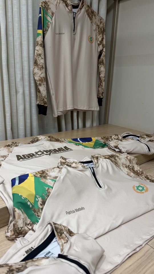 Camisas bege com mangas camufladas personalizadas para turma de Agronomia, com nome e brasão