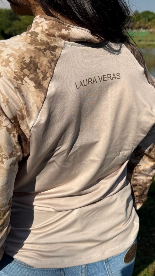 Mulher de costas vestindo camisa de pesca feminina TucunaFish personalizada com nome