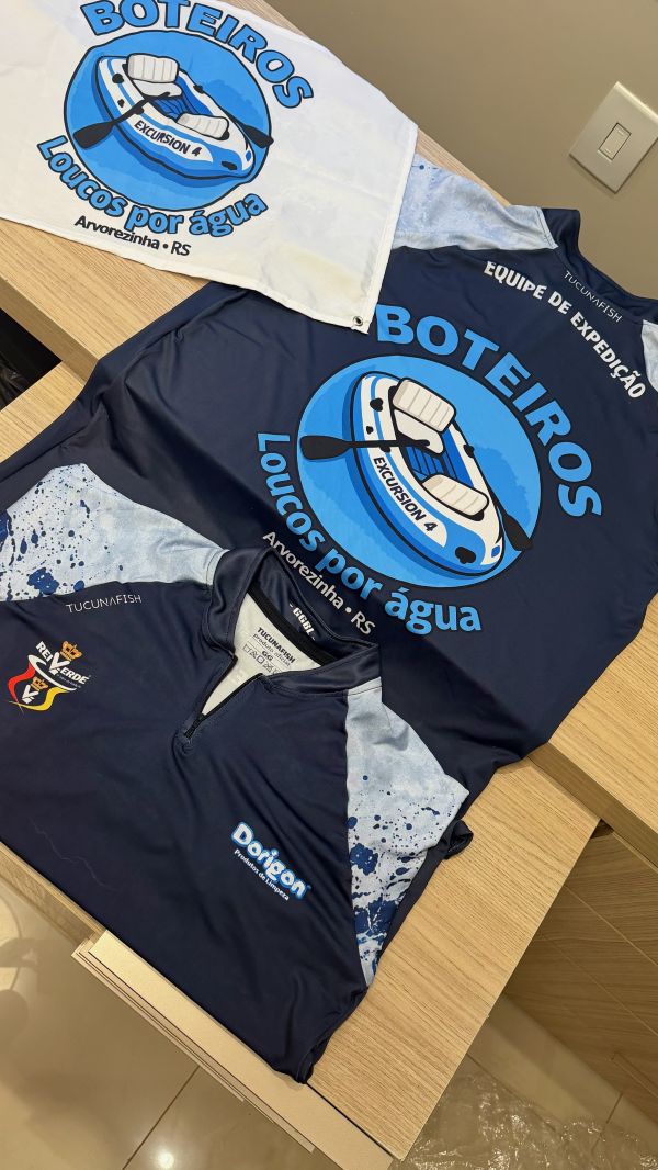 Camisas e bandeira personalizadas da equipe Boteiros, com logos de patrocinadores