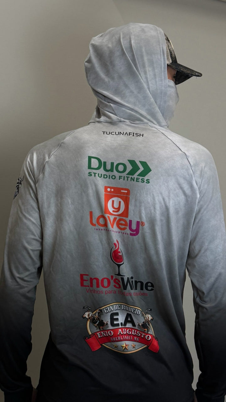 Costas de camisa de pesca TucunaFish com capuz e bandana integrada, personalizada com logos de patrocinadores