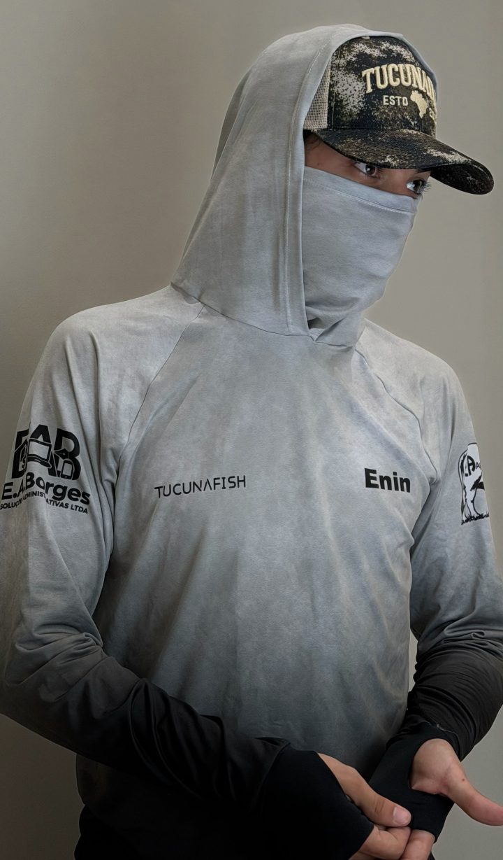 Pescador com camisa TucunaFish com capuz e bandana integrada cobrindo o rosto, personalizada com nome e logos