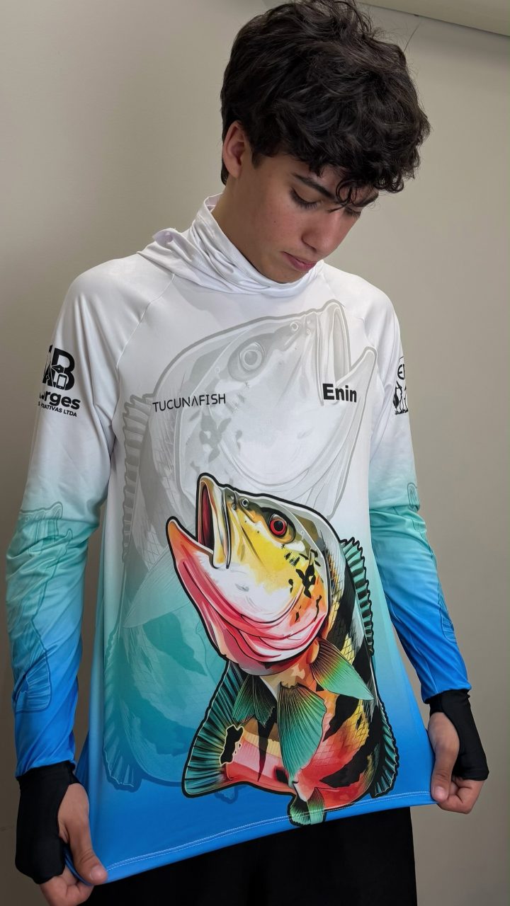 Jovem vestindo camisa de pesca TucunaFish com capuz e luvinha integrada nas mangas, personalizada com nome e logos